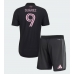 Inter Miami Luis Suarez #9 Barnkläder Borta matchtröja till baby 2026-27 Kortärmad (+ Korta byxor) Billigt Inter Miami Luis Suarez #9 Barnkläder Borta matchtröja till baby 2026-27 Kortärmad (+ Korta byxor) Billigt